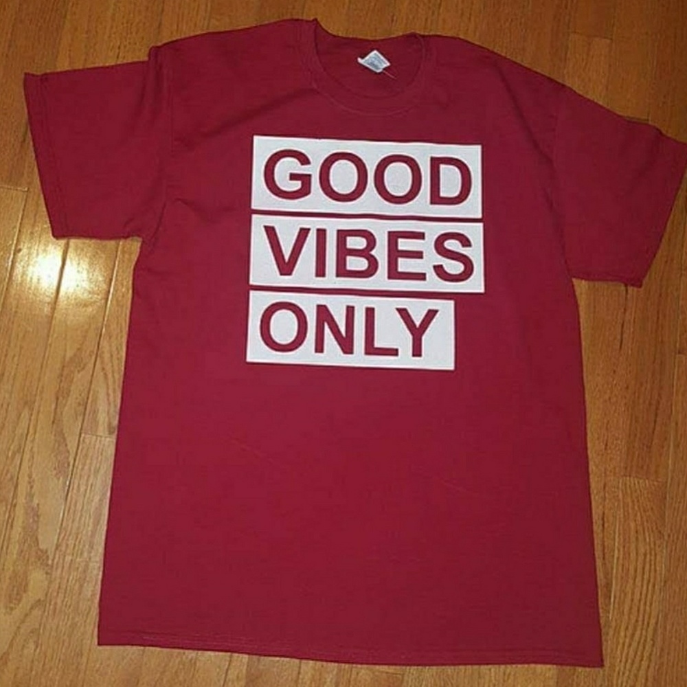 BRAND NEW UNISEX  "GOOD VIBES ONLY" TEE.